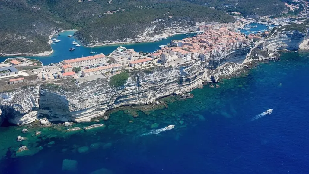 Bonifacio : La Ville Suspendue sur les Falaises qui a Conquis le Cœur des Européens