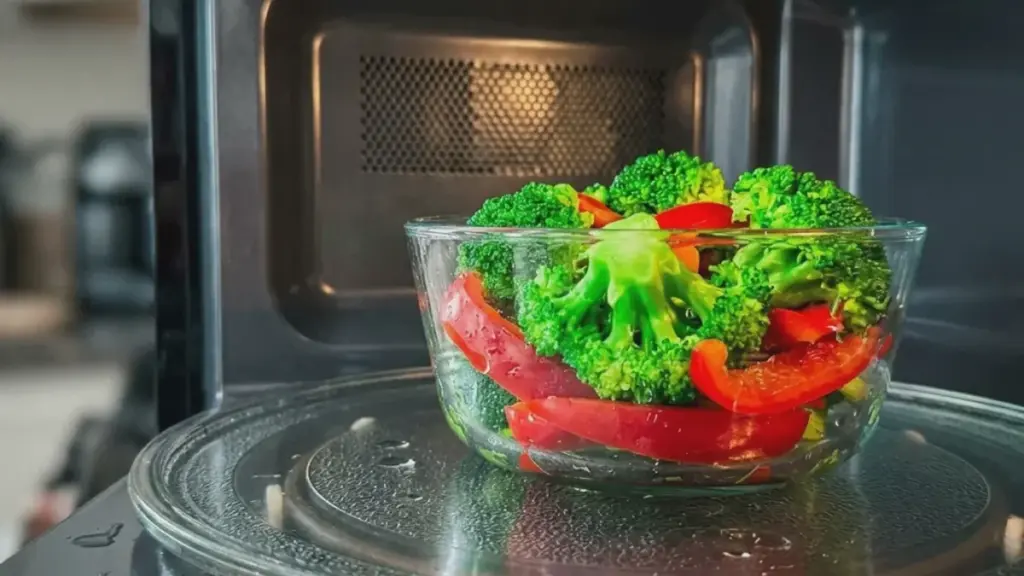 Réchauffer au micro-ondes ou au four ? Découvrez comment préserver au mieux les nutriments de vos repas